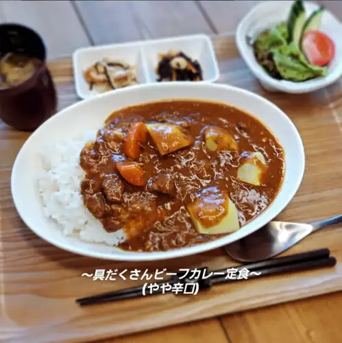 【限定】具だくさんビーフカレー定食(やや辛口)副菜、サラダ、みそ汁付（税込1,200）