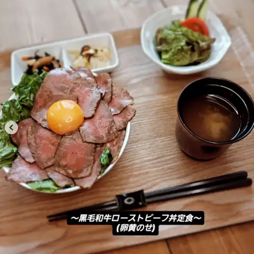 【限定】至極の黒毛和牛もも肉ローストビーフ丼】(卵黄のせ)副菜、サラダ、みそ汁＜税込2000円＞