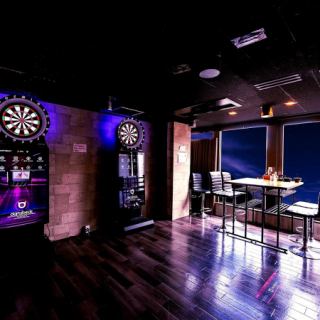 【ダーツ席】いつもの飲み会に“ちょっとした非日常”を。ダーツが楽しめる店内は、お料理とともに会話も自然と盛り上がる仕掛けが満載です。デートや少人数でのご利用にもぴったりな遊び心あるひとときをご提供します。【大和駅/居酒屋/ダーツ/飲み放題】