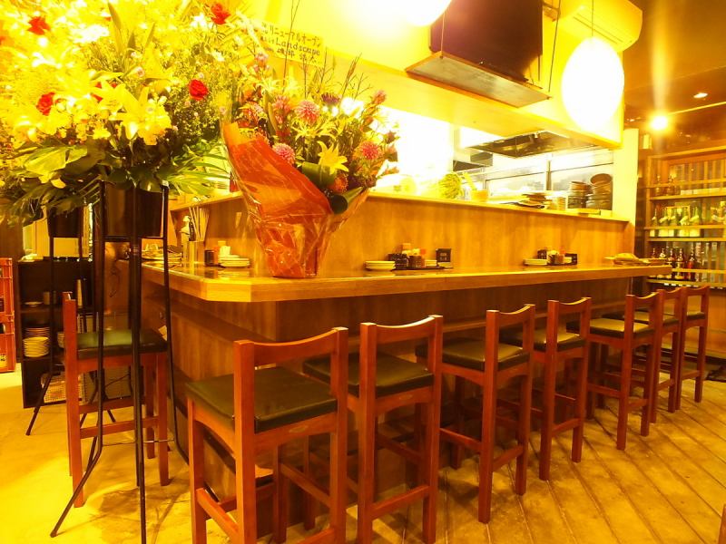リニューアル後の綺麗なカウンターでちょっと1杯☆目の前で揚げられる串揚げはサクサクで本場大阪の味！おっと、タレの2度漬けは禁止です♪