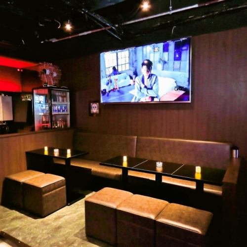We have a VIP private room with a sofa.With darts and karaoke! [Shibuya, all-you-can-drink, charter, birthday, anniversary, girls-only gathering, party, small group charter, karaoke, darts, late-night after-party]