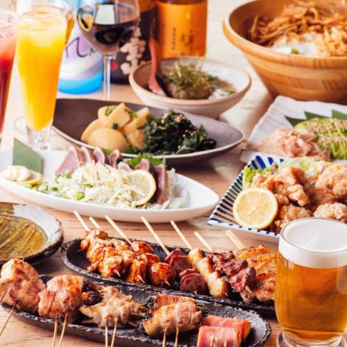 【50道菜品无限畅饮套餐】包括烤鸡肉串、肉类寿司、油炸食品等，并附赠2小时无限畅饮5,000日元～4,000日元