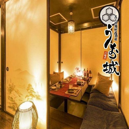 【小人数テーブル】 光と影が織り成す上質空間。都会の喧騒を忘れ大人の時間をゆったり堪能できる空間をご用意！2名～6名の少人数様向けのテーブル席などゆったりと優雅なお時間をお過ごし頂けるこちらのお席は、デートをワンランク上の仕上がりに！サプライズ演出できるデザートプレートもご用意しております！！