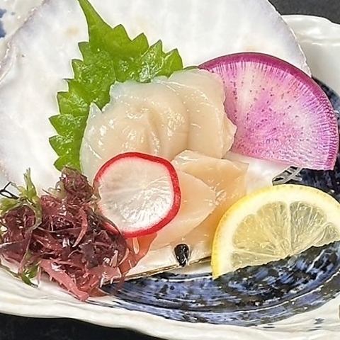 Freshly shucked scallop sashimi
