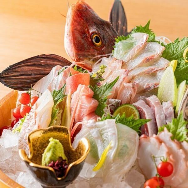 鮮度抜群の厳選海鮮を贅沢に盛り込んだ、お祝いにもぴったりな見た目も華やかで豪華なお刺身盛り合わせ。