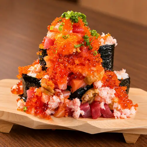 ■Overflowing with sea urchin and salmon roe! A luxurious sushi overflowing with seafood.