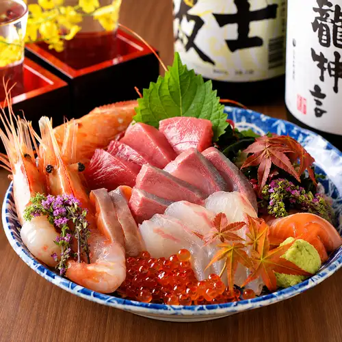 [Directly from the port] A luxurious sashimi platter featuring melt-in-your-mouth bluefin tuna, plump and sweet shrimp, and bursting salmon roe!