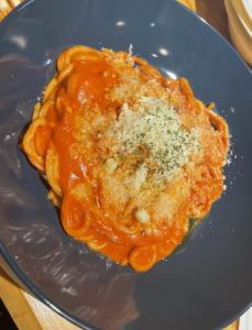 エビとパルメザンチーズのトマトクリームパスタ　Mサイズ