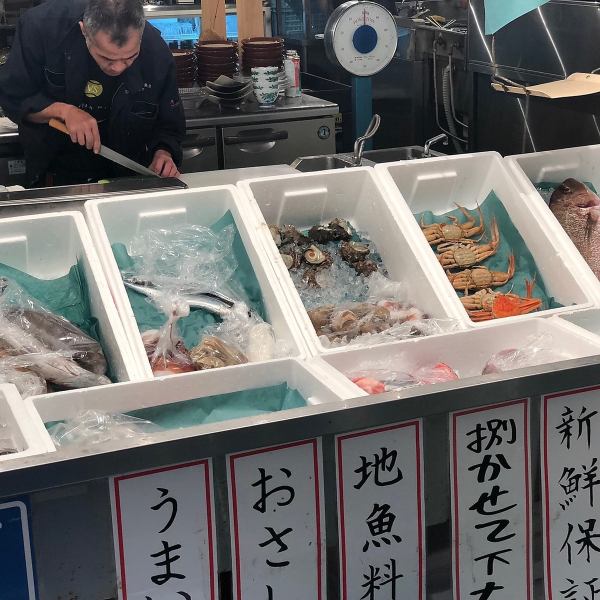 请享用鱼贩创造的海鲜菜肴。