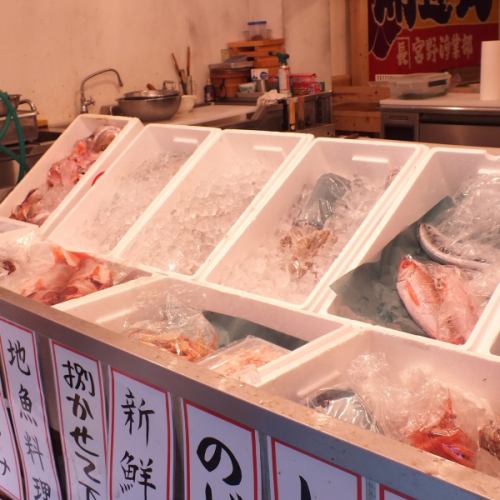 店頭に並ぶ鮮度抜群の旬魚