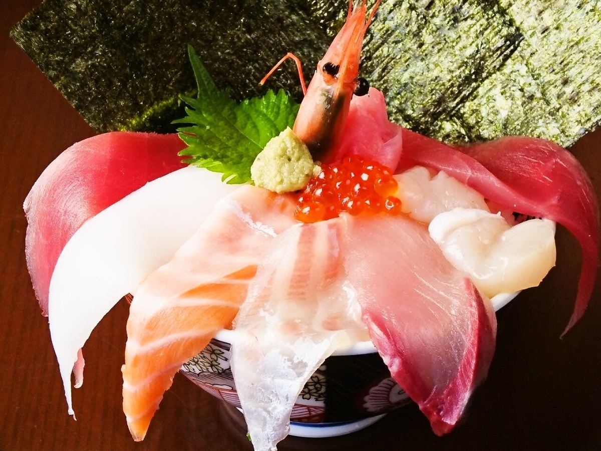 人気の海鮮丼は必食の価値有り！他にも人気の丼が多数！