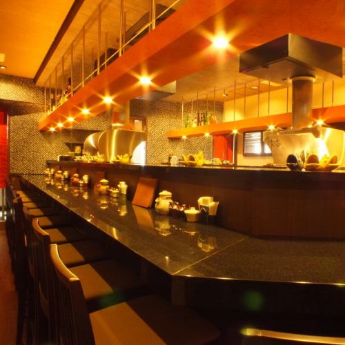 Counter seats with an outstanding atmosphere, luxuriously long-established taste ♪