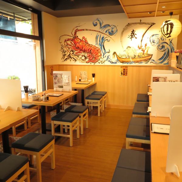 お席タイプはカウンター席、テーブル席、など人数に合わせて多数ご用意しております。