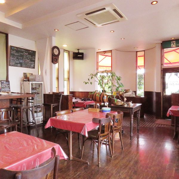 The stylish interior is a Mediterranean-style space.You can enjoy authentic Italian food such as pasta and pizza ◎ It is the perfect space for couple's anniversary and couple date!