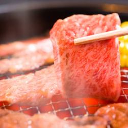After surfing, we have a yakiniku lunch at the garden◎We serve super fresh and tender meat!