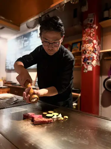 <p>落ち着いた店内は、鉄板焼きのライブ感を楽しめる空間。シンプルで洗練されたインテリアが特別な時間を引き立てます。ペット同伴も可能で、大切な家族と一緒に過ごせるのも魅力。記念日やデート、貸切利用まで柔軟に対応します。落ち着いたサービスが心地よく、会話も自然と弾みます。雰囲気も上質です.</p>