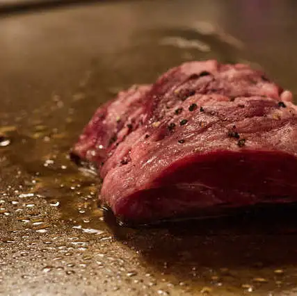 We carefully grill Akita beef on a hot plate to bring out its delicious flavor.