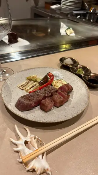 鉄板で焼き上げる秋田牛フィレ肉、香ばしくジューシーな旨味を堪能シンプル調理で素材引き立つ