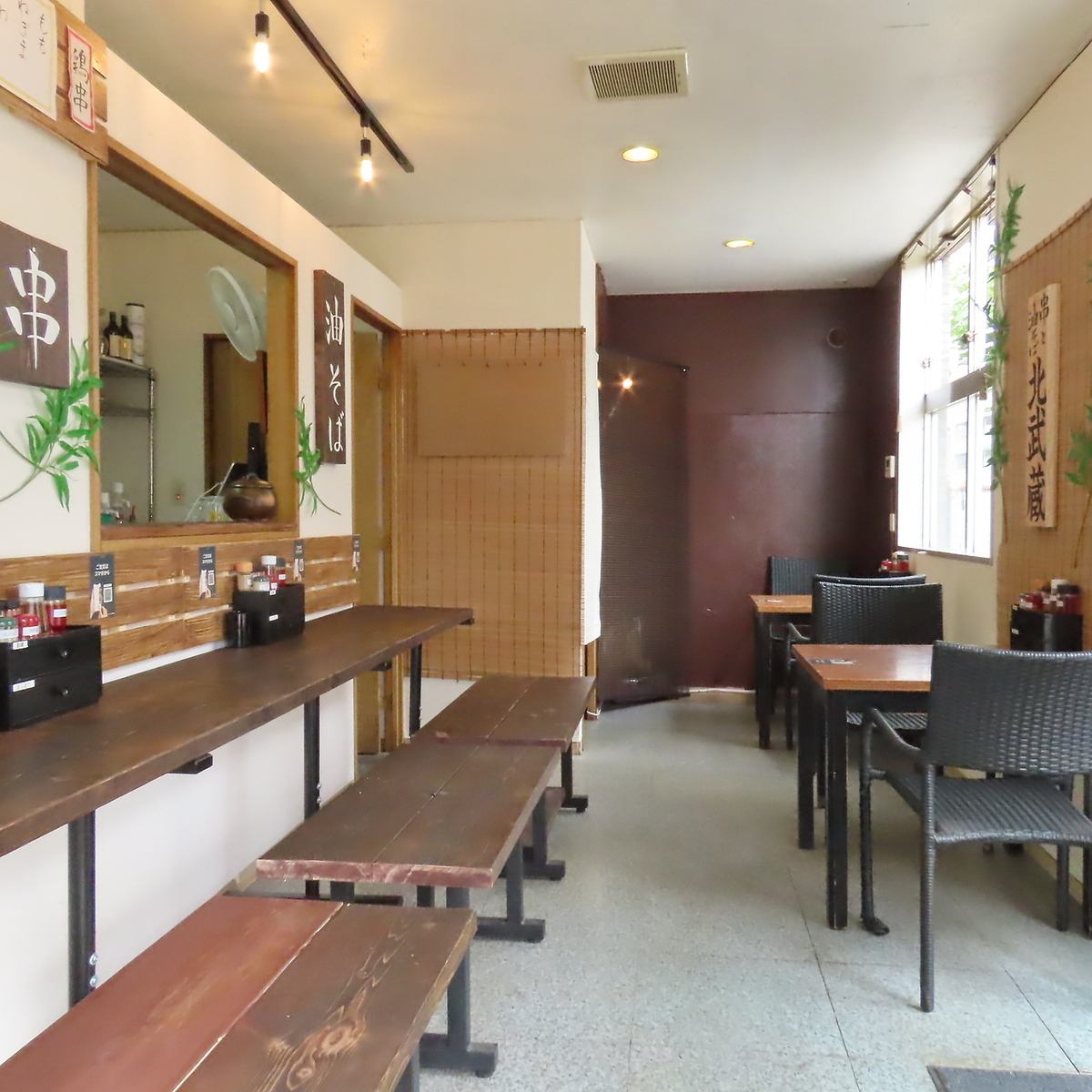 木目調でブラウン系のシックな内装。昼は油そば、夜は居酒屋で！