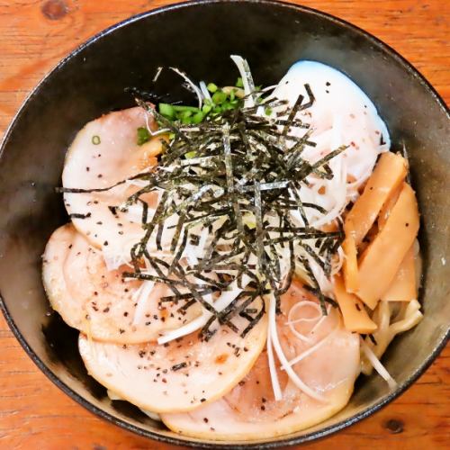 【◆こだわりの一品◆】醤油ベースの秘伝のタレと、絡みやすい極太麺が特徴！こだわりの「油そば」