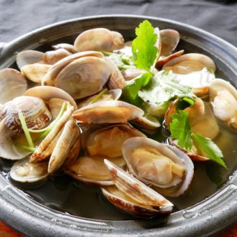 <Drink up to the juice!> Clams steamed in sake