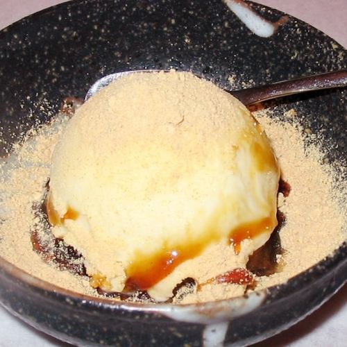 <Melting sweetness> Kinako ice cream covered with brown sugar syrup