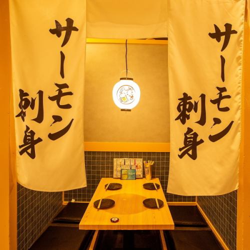 会話が弾むにぎやかな店内。話好きの店員ばかりなので、あちこちで笑い絶えない店内。店員とお客様、そして隣り合わせたお客様同士など店内一体になった雰囲気が、常連さんが気に入っていただいているポイント。