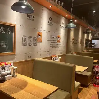 店内はどこか懐かしい風情が漂う店内となっており、昔ながらの魅力的なメニューが豊富にそろっております。下町酒場のような親しみやすい雰囲気とリーズナブルな価格で気軽にご利用いただける大衆酒場となっております!