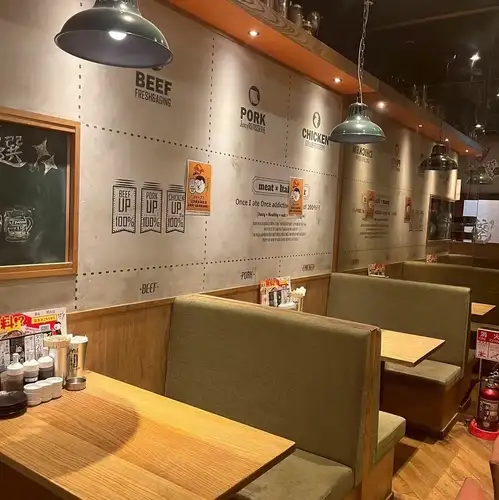 店内はどこか懐かしい風情が漂う店内となっており、昔ながらの魅力的なメニューが豊富にそろっております。下町酒場のような親しみやすい雰囲気とリーズナブルな価格で気軽にご利用いただける大衆酒場となっております!