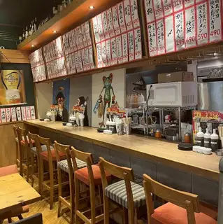 明るい木目調の店内。どこか懐かしさを感じる店内で自慢の餃子とお酒をお楽しみください。