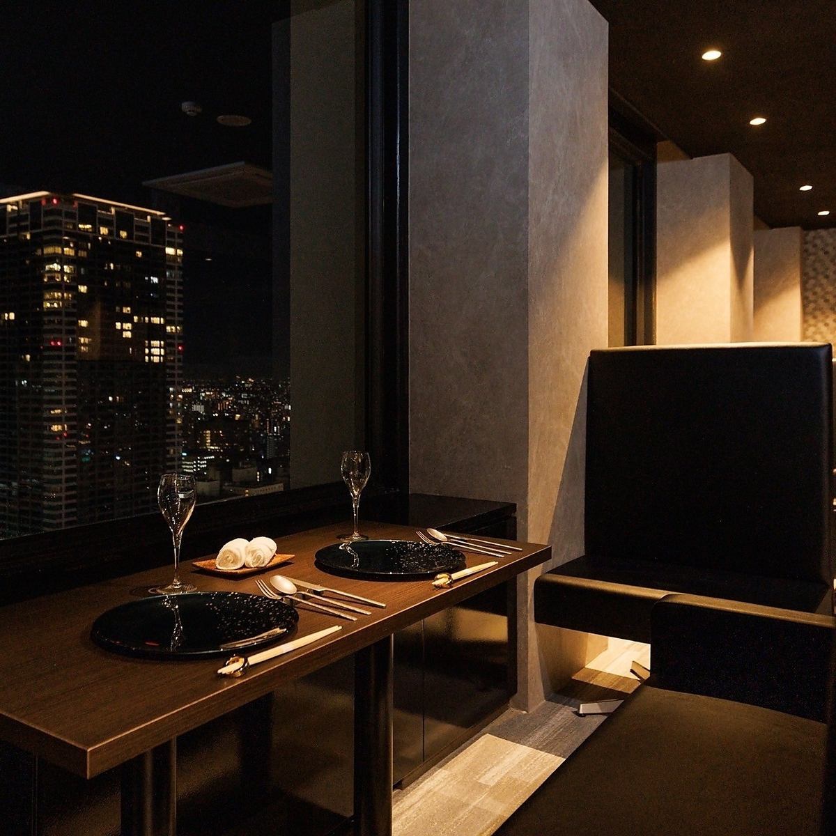 窓際カップルシートや向かい合って愉しめるテーブル席もご用意◎