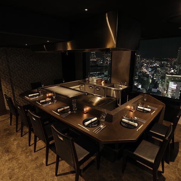 最上階33階の夜景を眺めながらお食事をお愉しみいただけるカップルシートや、鉄板焼きパフォーマンスのライブ感を愉しめるカウンター席など、人数やシーンに沿った席タイプをご用意いたします。デートや記念日のお祝いなど、大切な日をより特別に彩る夜景と上品なお料理でワンランク上の大人ディナーをお愉しみください。