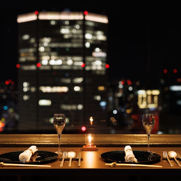 大阪駅前第3ビルの33階から見渡す景色はまさに絶景★夜景を眺めながら鉄板焼きをお愉しみいただける窓際カウンター席は誕生日や記念日のお祝い、デートにぴったりのカップルシートです◎鉄板焼きパフォーマンスを目の前でご覧いただけるカウンター席や個室もご用意しております。お気軽にお問い合わせください♪