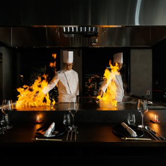 【窓際カウンター席】シェフが目の前で調理する鉄板焼きパフォーマンスが楽しめるので、特別な日やデート利用にもおすすめです☆※チャージ1000円/名