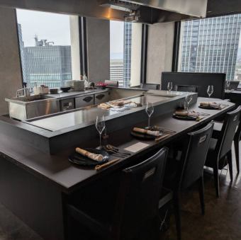 【窓際カウンター席】シェフが目の前で調理する鉄板焼きパフォーマンスは圧巻！デートや誕生日・記念日などのお食事に喜ばれること間違いなし☆※チャージ1000円/名