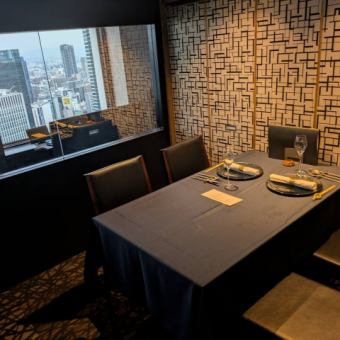 【個室テーブル席】2～4名様までご利用いただける個室テーブル席はプライベートな空間でゆったりとお食事を堪能できます。※チャージ500円/名