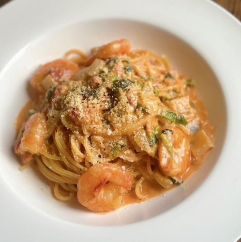 エビとほうれん草のトマトクリームパスタ