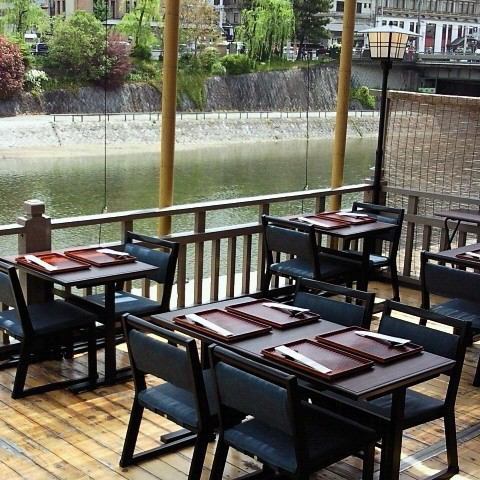 [Kawadoko seats with a view of Minamiza] Special seats where you can see the scenery by the window! This is a perfect space for dates and celebrations.You can spend a relaxing time while gazing at the Kamo River.