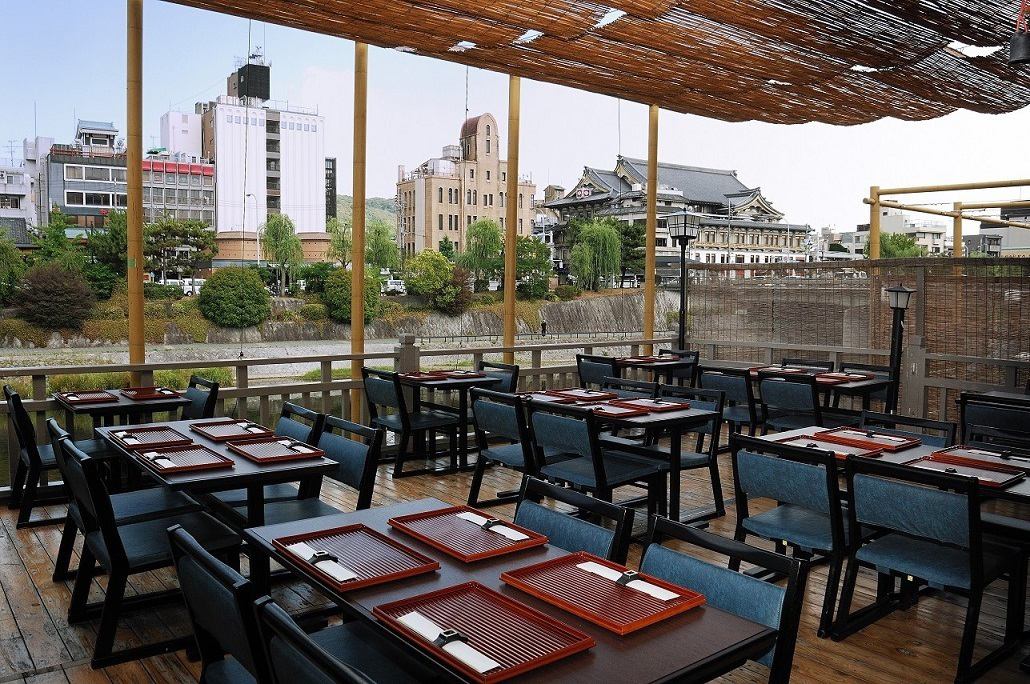 Kyoto [Summer tradition] Meals on the river bed / You can enjoy the four seasons of Kyoto while looking at the Kamo River