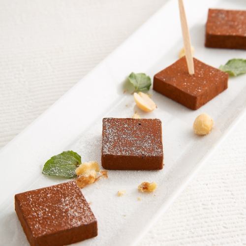 Whiskey-flavored raw chocolate "RICH RENGA"