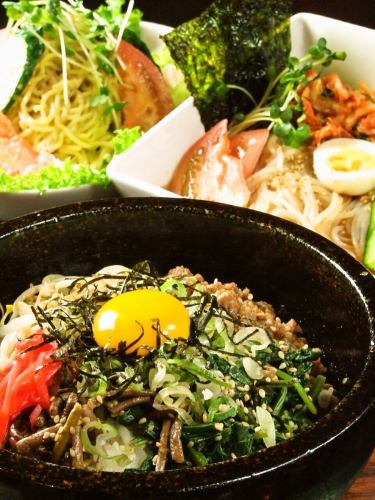 食べ放題はサイドメニューも充実！『石焼ビビンバ』『冷麺』『ラーメンサラダ』