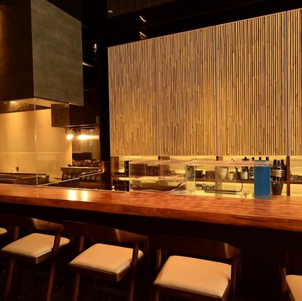 １名さまからご利用いただけるカウンター席。お料理とお酒を記念日から日常使いまで心ゆくまでお楽しみください。