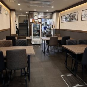 1F 4名様テーブル×4つ