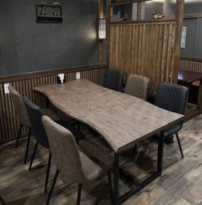 2F 6名様テーブル×3。アコーディオンカーテンで仕切られた半個室のお席です。