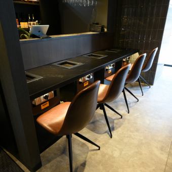 For dates and yakiniku alone.There is a counter seat.