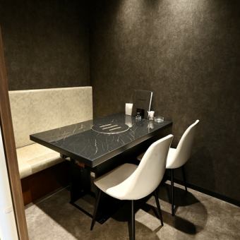 [Completely private room C] Except for the counter seats in the store, it is a completely private room with table seats.The seat in the image is a completely private room that can accommodate up to 4 people.