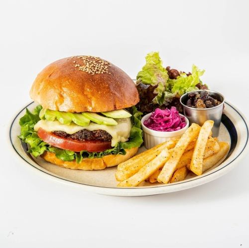 【肉厚パティと香ばしいバンズの一体感】選べる楽しさ◆アボカドモッツァレラバーガー2,000円(税込)
