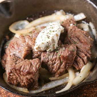 【店長自慢の鉄板】黒毛和牛のサイコロステーキ鉄板
