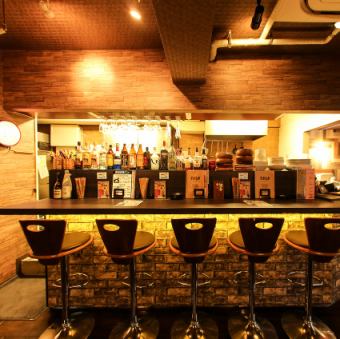カウンターはまるでバーカウンターのようなおしゃれな造りとなっております。店員との会話もこちらの席は出来ます。おひとり様のご利用も多くございますので、おひとり様でもぜひお越しください！
