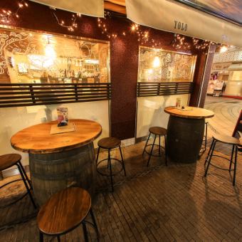 テラス席もございます！寒くない時期でしたら人気のお席です♪丸テーブル席はフランクに飲めるお席になっております！